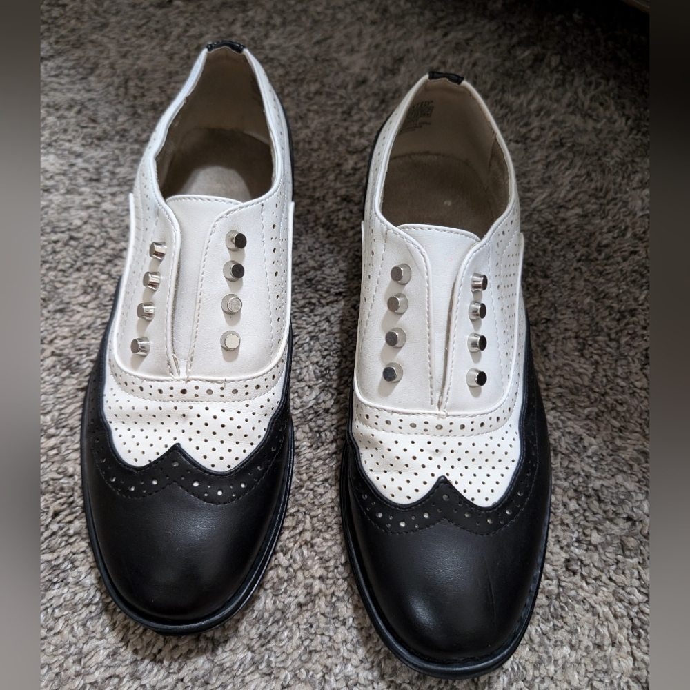 Black and white Oxford flats
